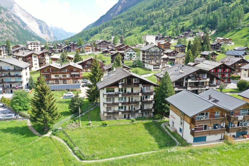 Alpine Retreat 4 Person Apartment Near Zermatt With Parking! Täsch Eksteriør bilde